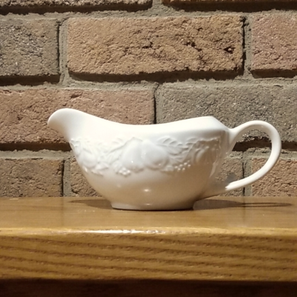 Fruit De Blanc Gravy/Sauce Server